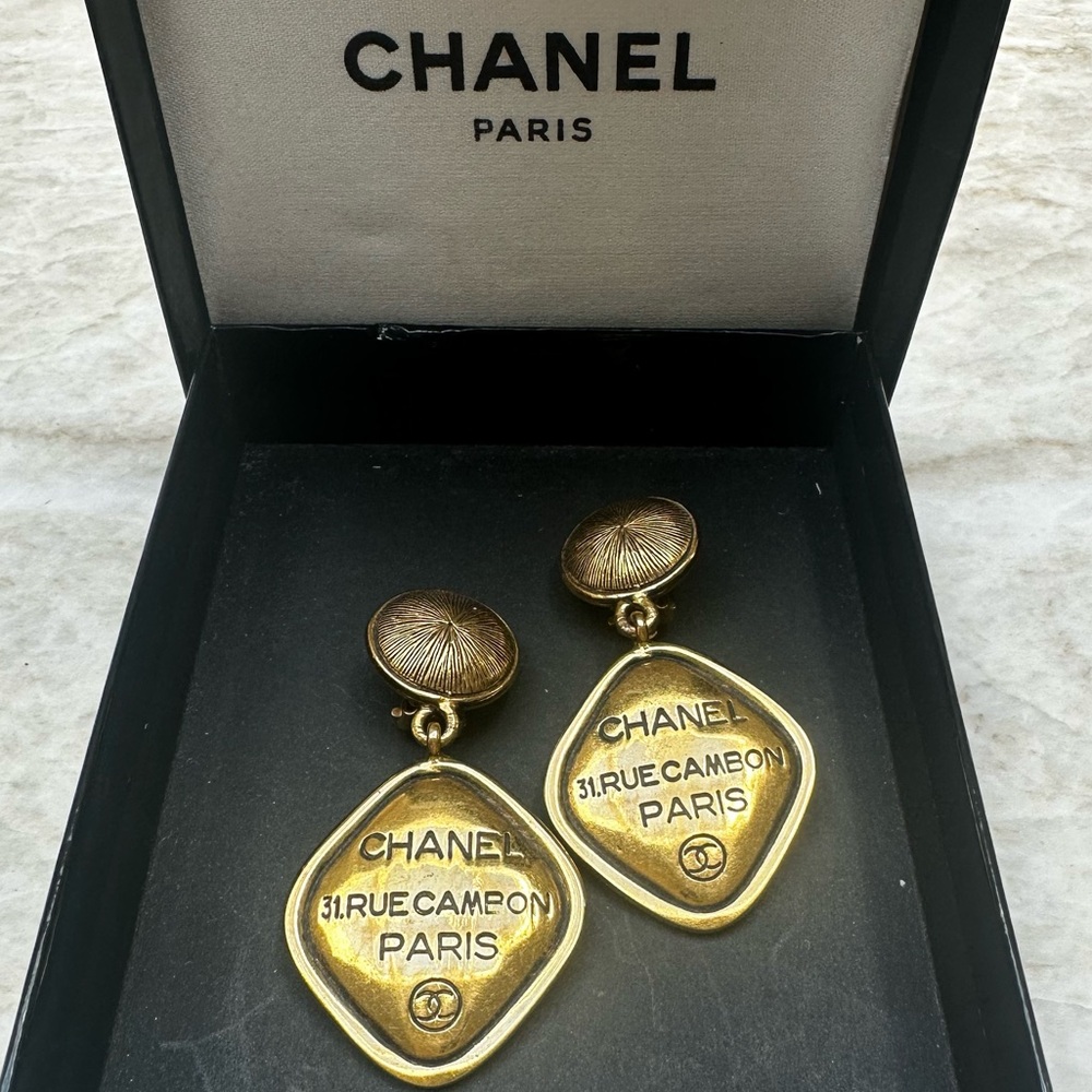 CHANEL Rare Circa 80’s 31Rue Cambon Paris clip on Earrings
